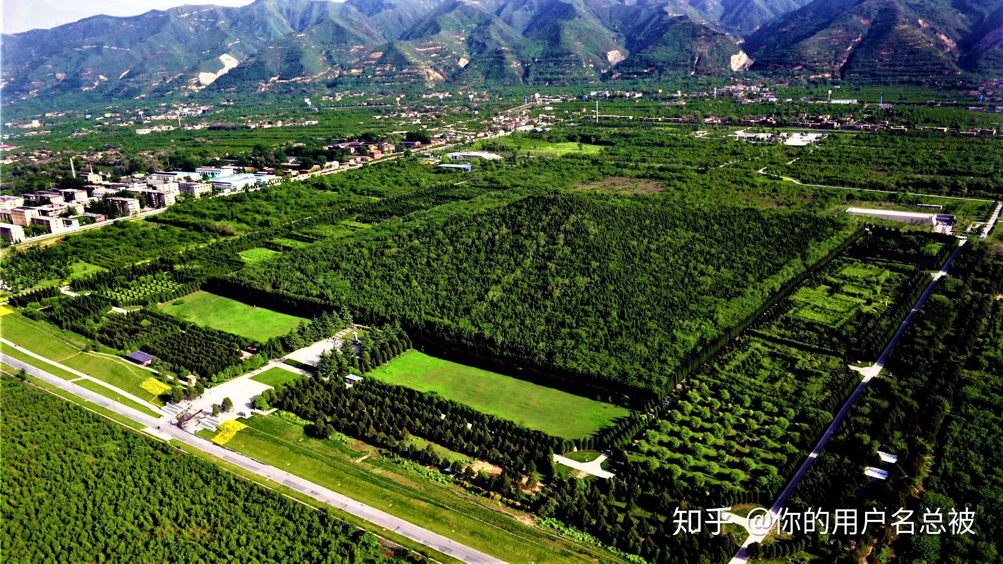 秦始皇陵位於今西安臨潼區的驪山北麓,陵墓封土周長有1700餘米.