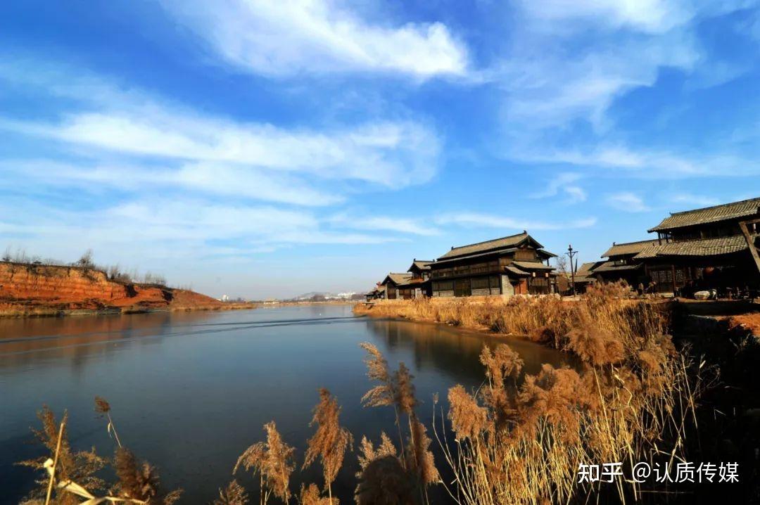 这里是济宁一游览胜地,特别是到了夏天,满池白莲荷花,不仅风景宜人