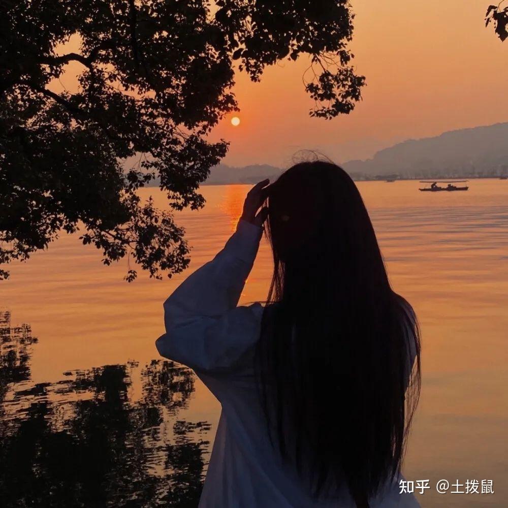 有没有适合当头像的侧脸或者背影图片