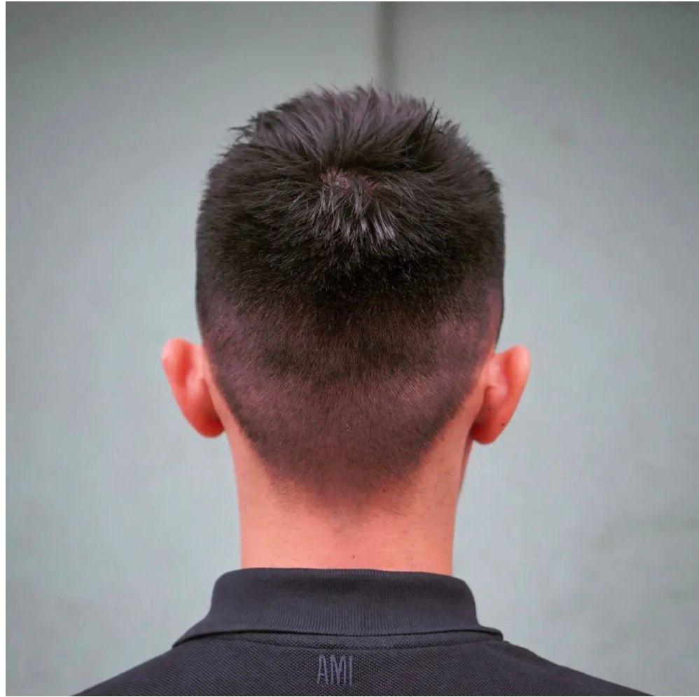 男士发型,我们不仅要关注两侧和顶部刘海的位置,后脑勺也是不能忽略