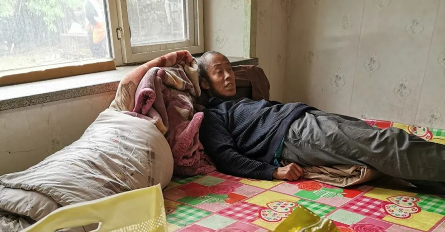 开年行善患病的空巢老人将痛苦嚼碎咽进肚子里
