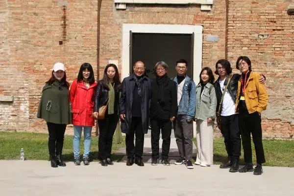 有初记团队与陈琦团队及策展人吴洪亮合影有初记:在您看来,策展和学术
