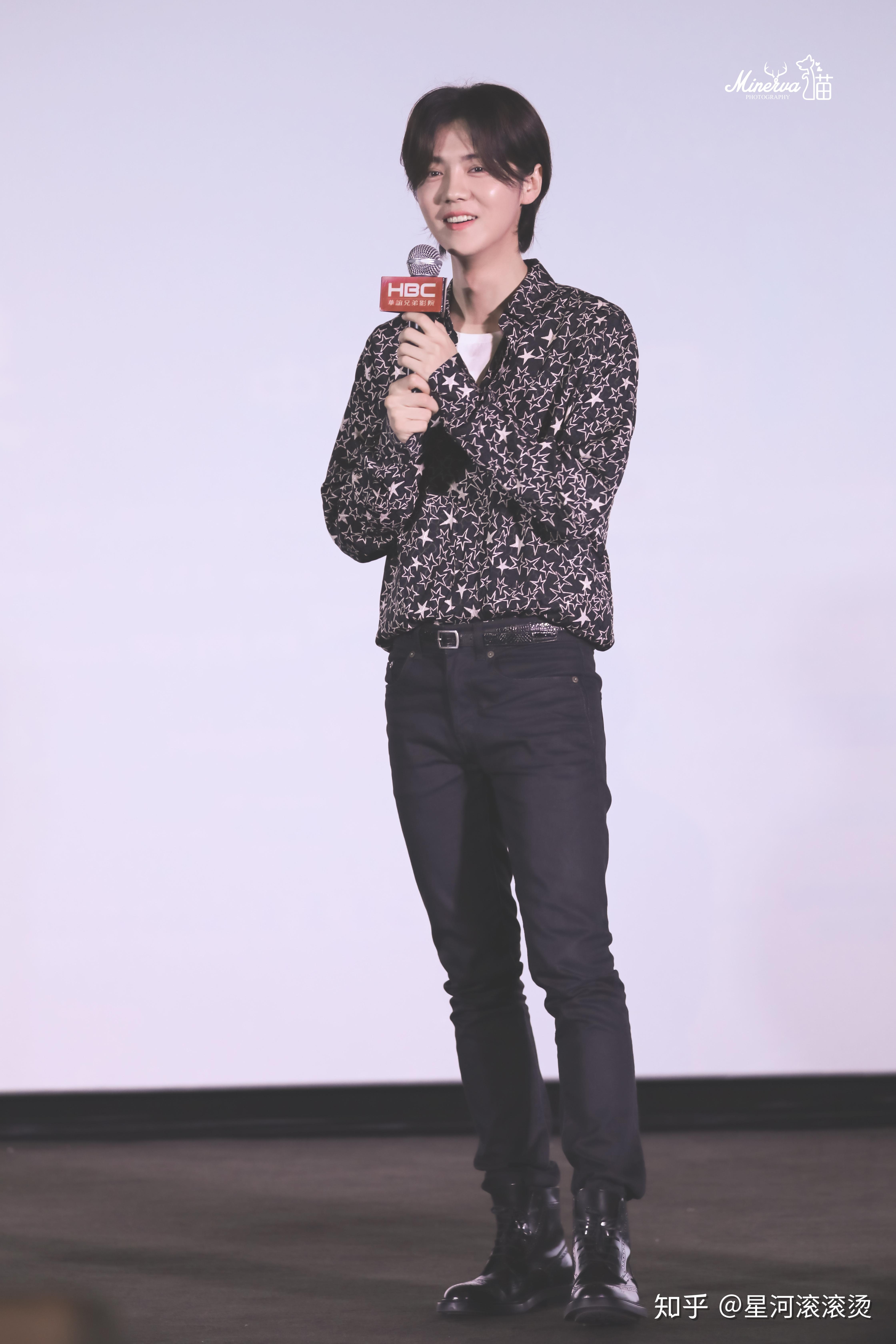 有鹿晗站着的全身照吗?