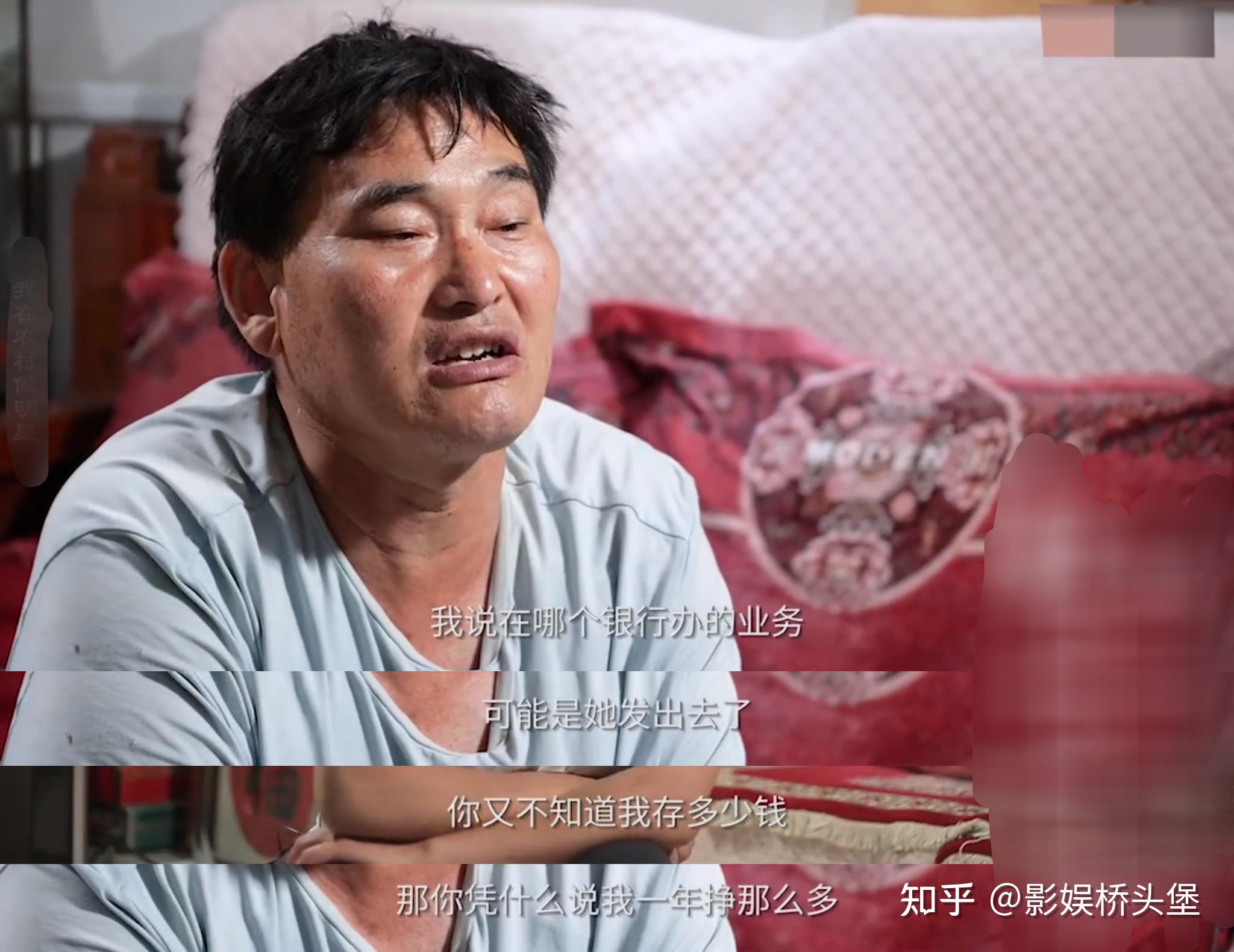 大衣哥坐地上吃饭遭嘲没坐相暴露身后高档家具出手阔绰买豪车