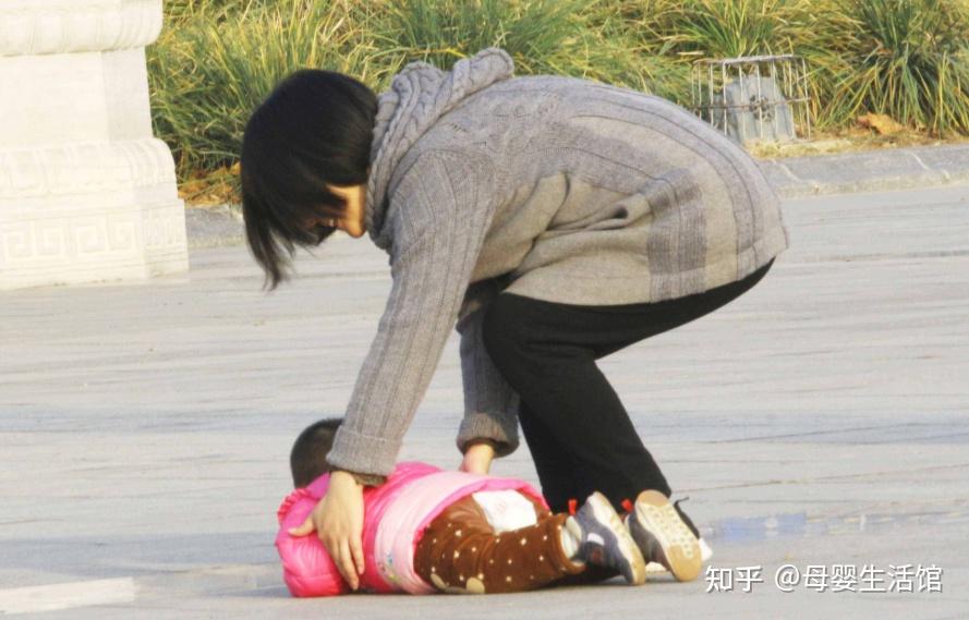 第三种:孩子摔倒了要立刻去扶起他