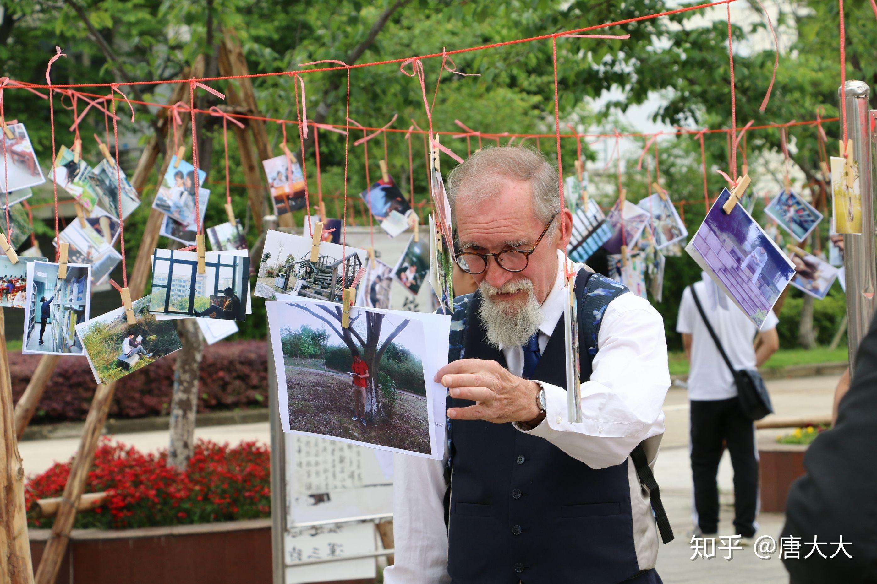 经常看书的人和不看书的人有什么区别?