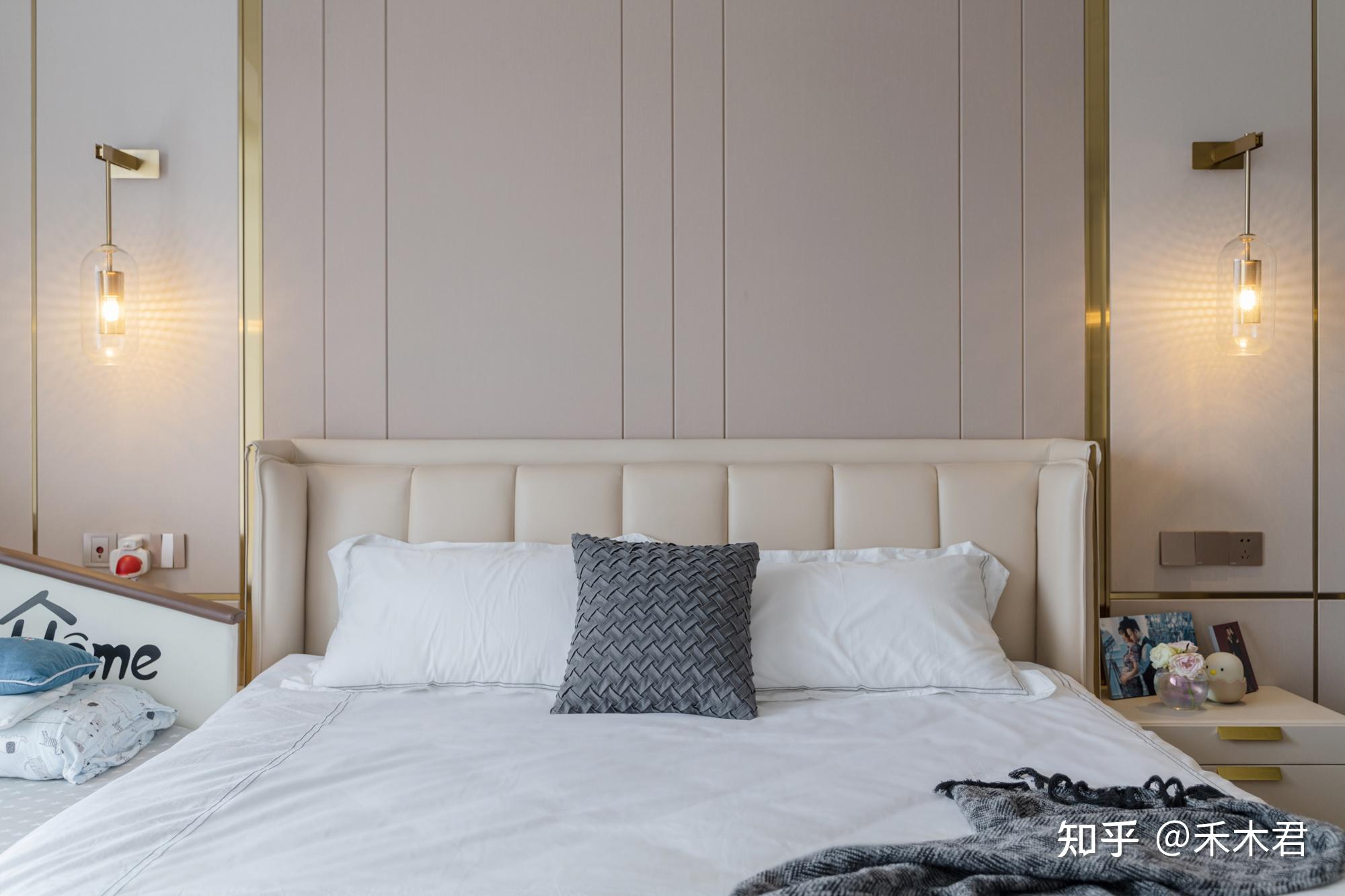 床头背景墙与吊顶利用不同粗细的金属线条增加了主卧的层次感和高级感