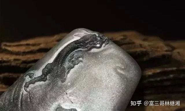 难得一遇的黑白翡翠寥寥几笔尽显国画风采