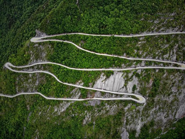 起"天路",恩施可不止一条,在利川市还有一条公路被摄影师称为最美山路