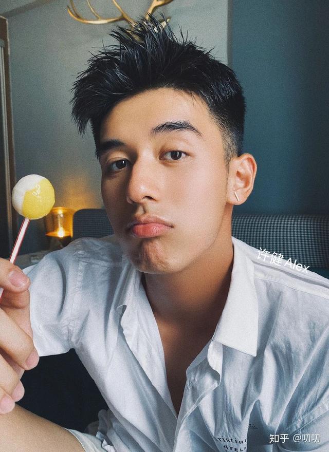 星海学院驼峰鼻校草走红这颜值不输明星鲜肉啊