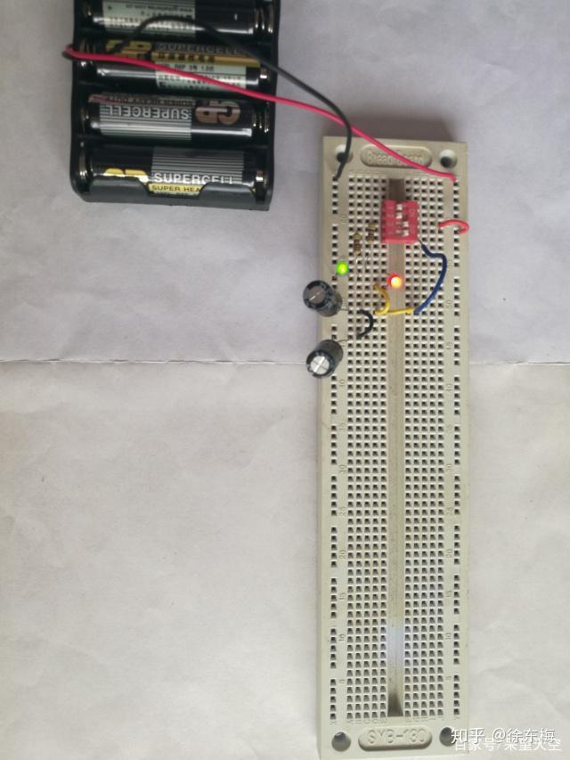 从基础开始学起,面包板比较适用,等经验积累丰富之后,再使用洞洞板,用