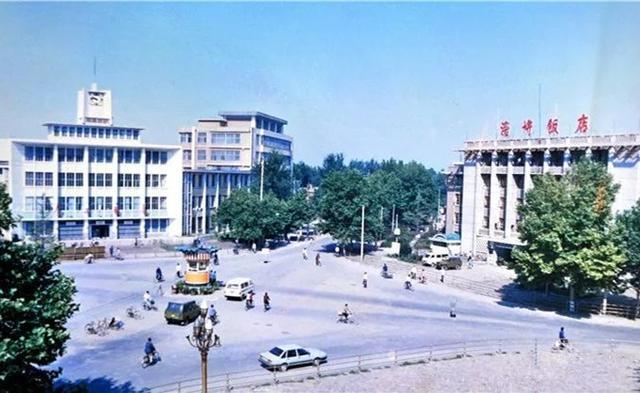 这张老照片上左边的那栋建筑是邮电大楼,这个大楼顶部钟楼的钟声曾传