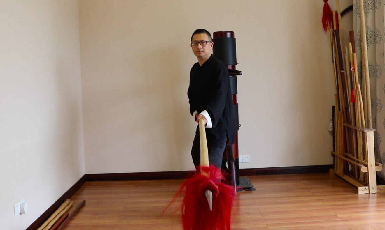 "三尖相照"是枪术练习中的术语,意思为"鼻尖,枪尖,(膝尖)脚尖,三个