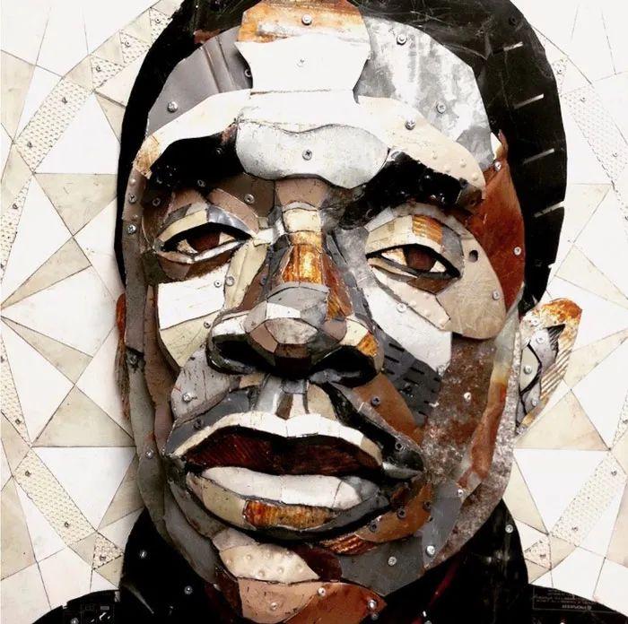 这个艺术家有点"硬",用铁皮画肖像,作品仿佛会讲故事