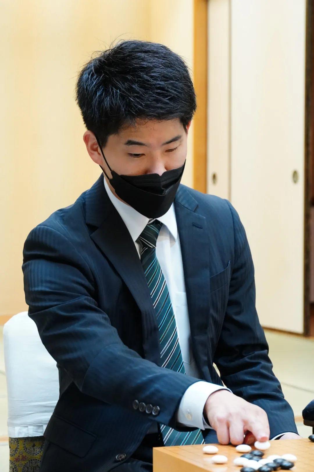 伊田笃史起手天元，奈何技术稍欠火候 知乎