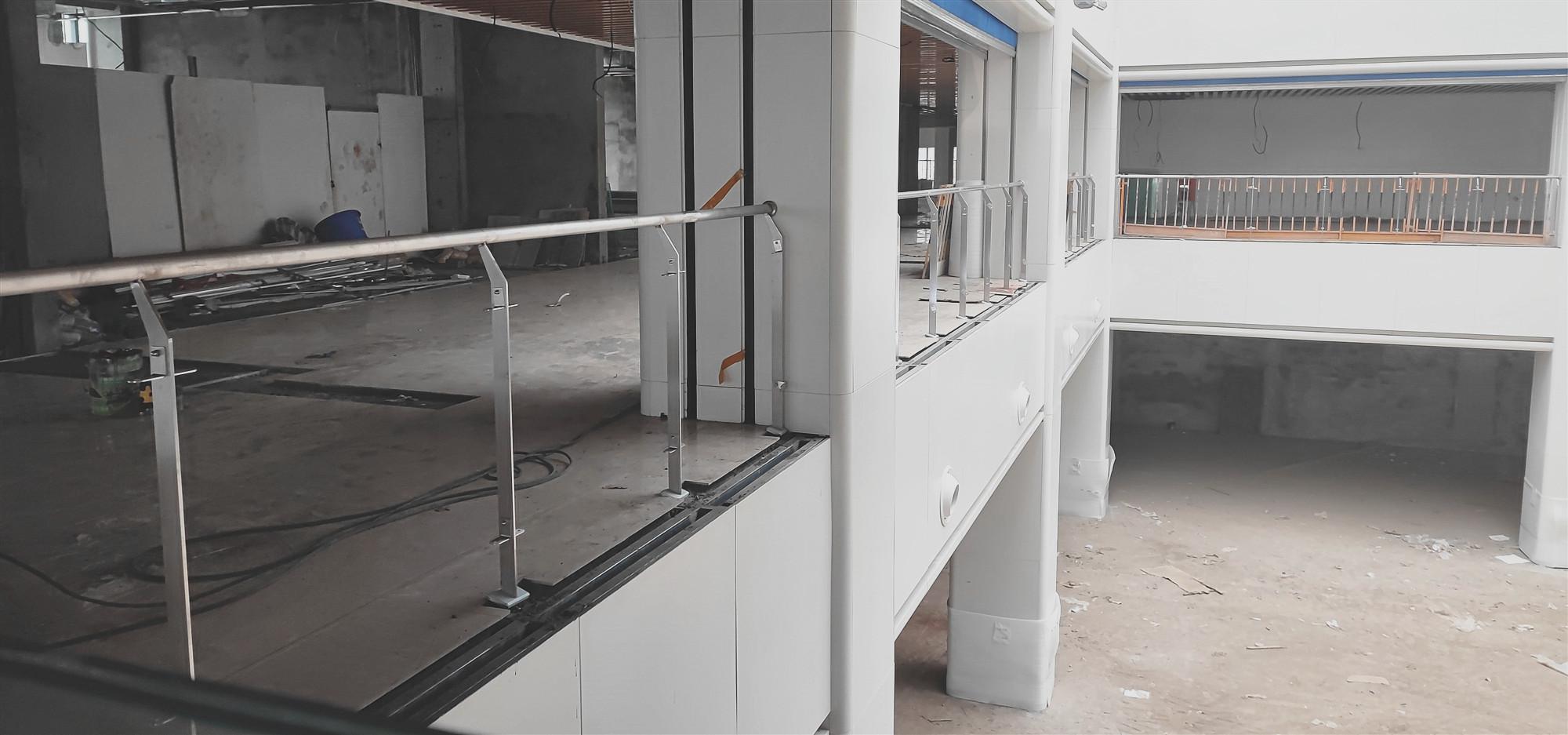 电影院不锈钢栏杆安装中(图-2)不锈钢玻璃栏杆常用于别墅建筑,地铁站