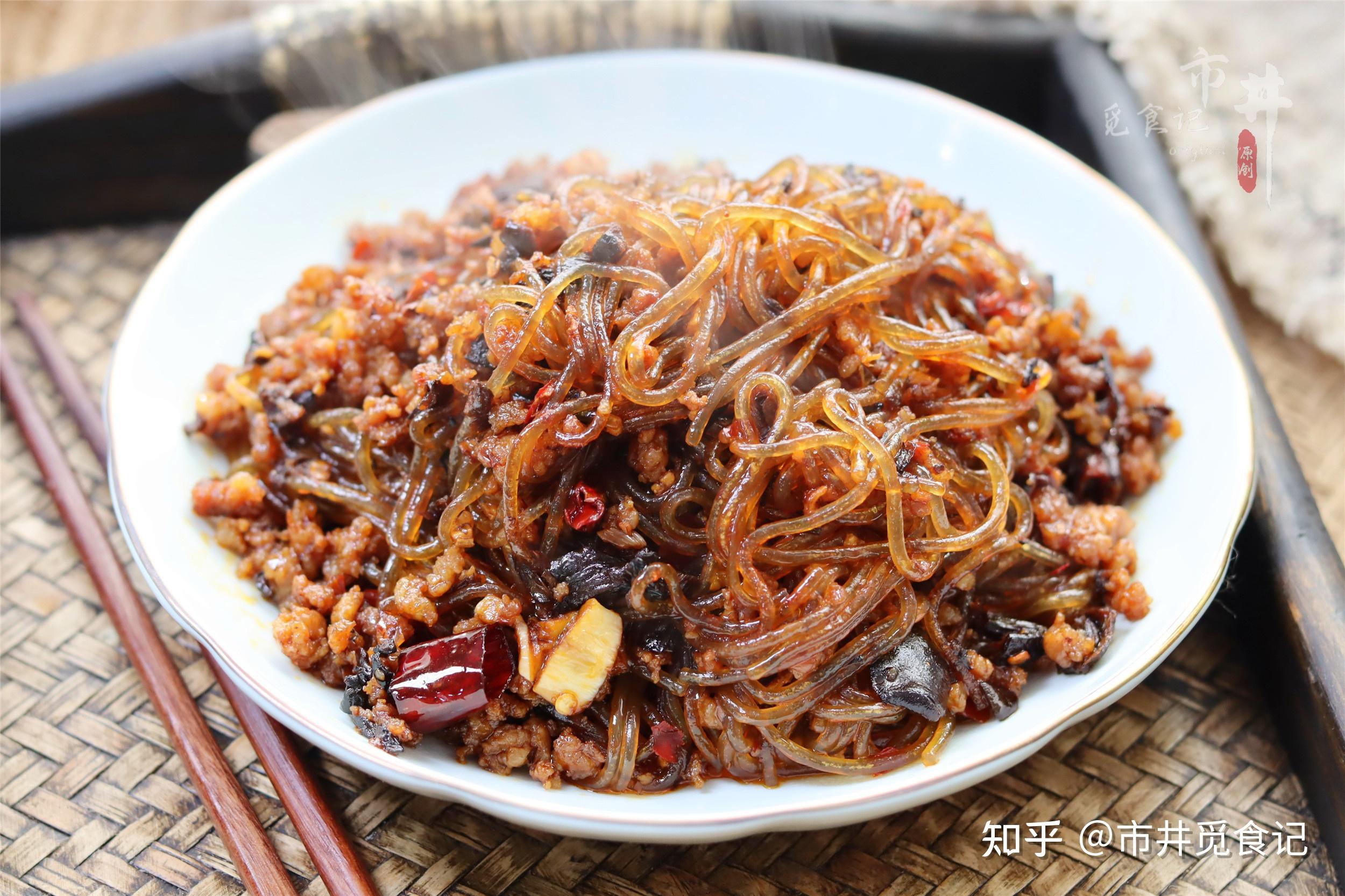 这道菜和"蚂蚁上树"的做法略微有一些区别,蚂蚁上树一般还需要加入