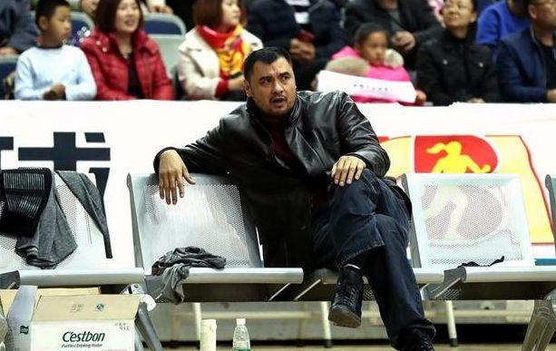 席饮料瓶齐飞莫科,唐正东等人紧随其后李楠拖着受伤的身体冲出去开炮