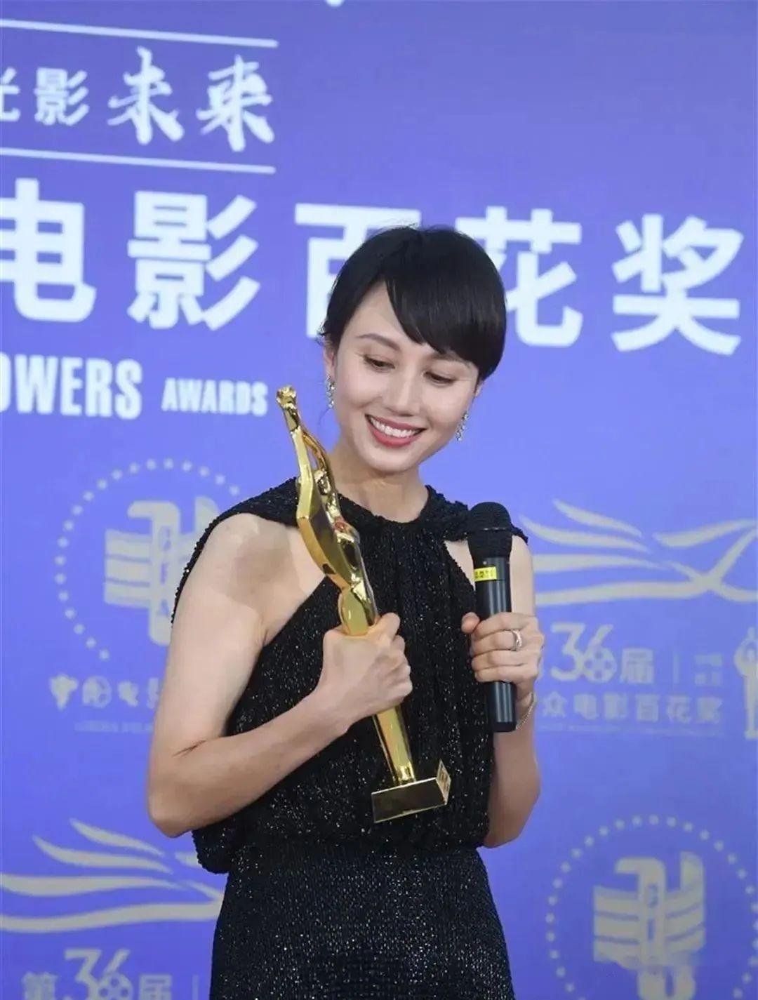 袁泉太有气质了衣不选花发不过肩自然老去也优雅45岁获百花影后曾与