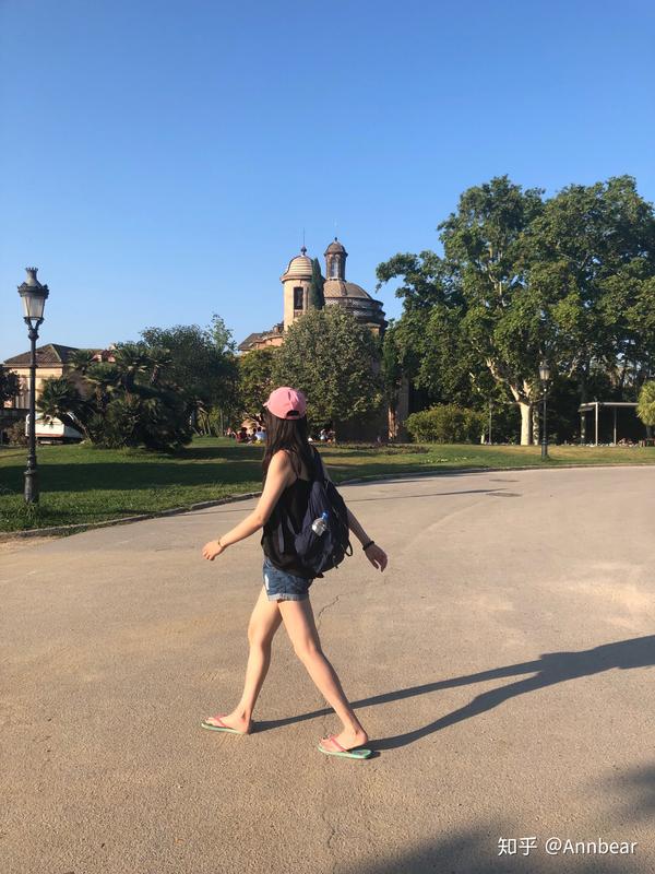 随随便便拍个照都是拉长的效果. 于是人称腿玩年.