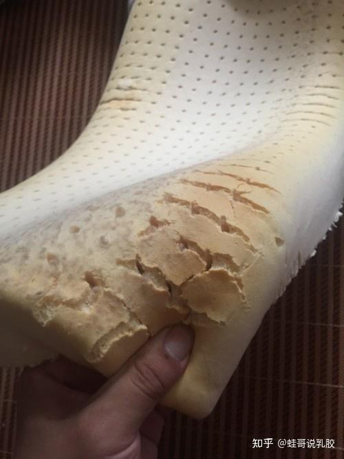 乳胶枕寿命多久发黄掉渣还能用吗
