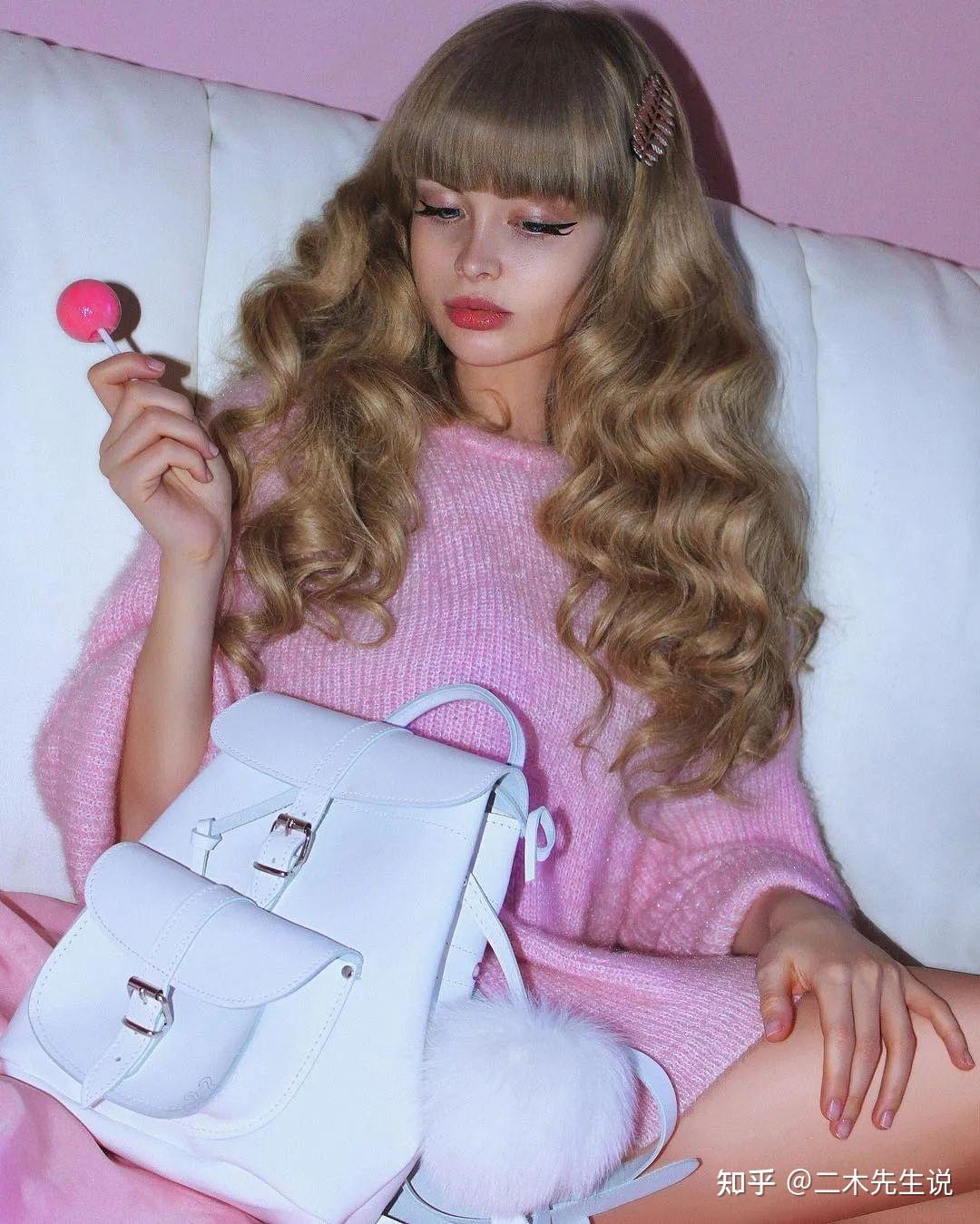 33岁的俄罗斯活人芭比,被父母圈养,成金丝雀,失去自由 - 知乎