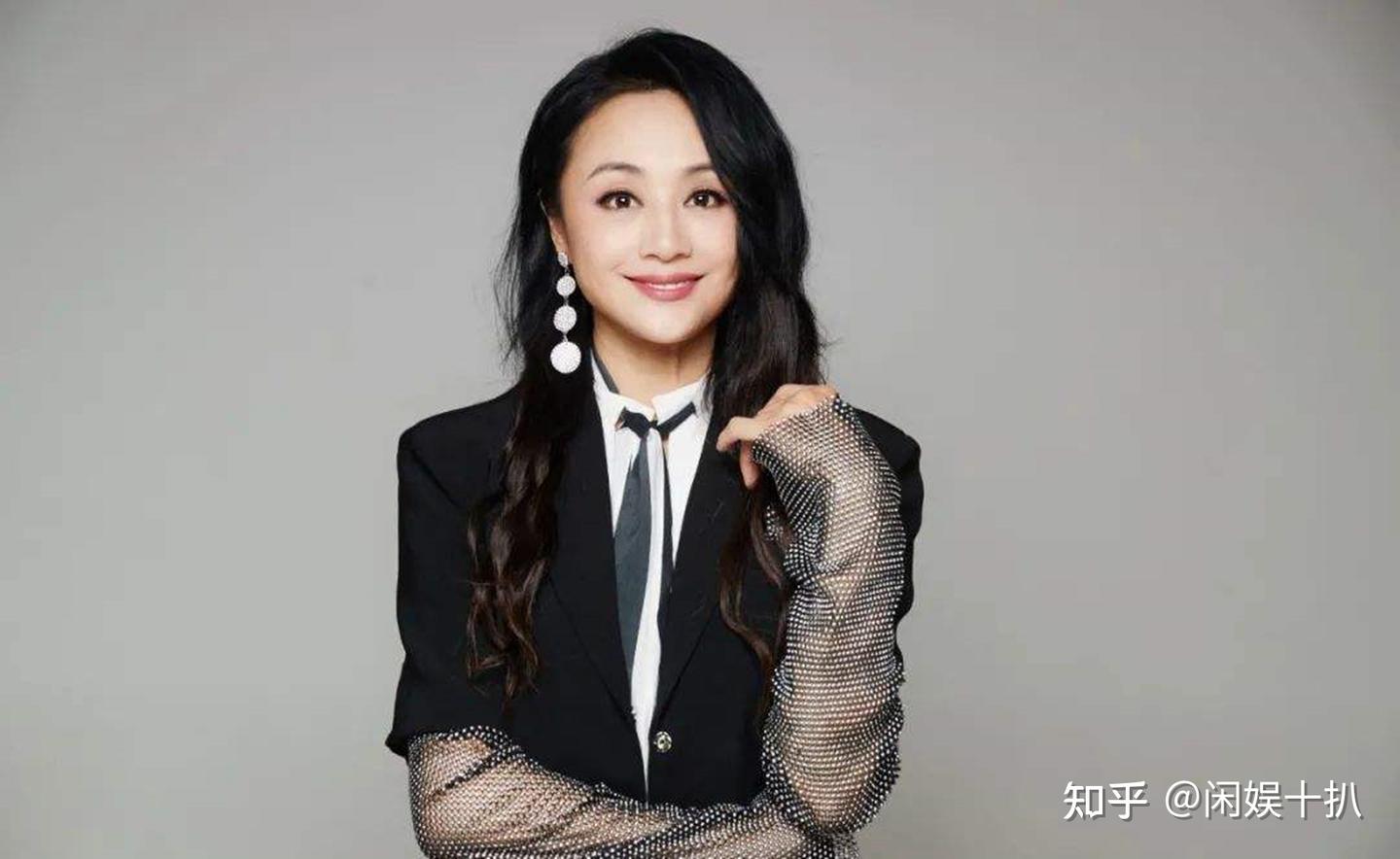 央视前主持曹颖：下嫁丈夫王斑，婚后生一胎，一家三口其乐融融- 知乎