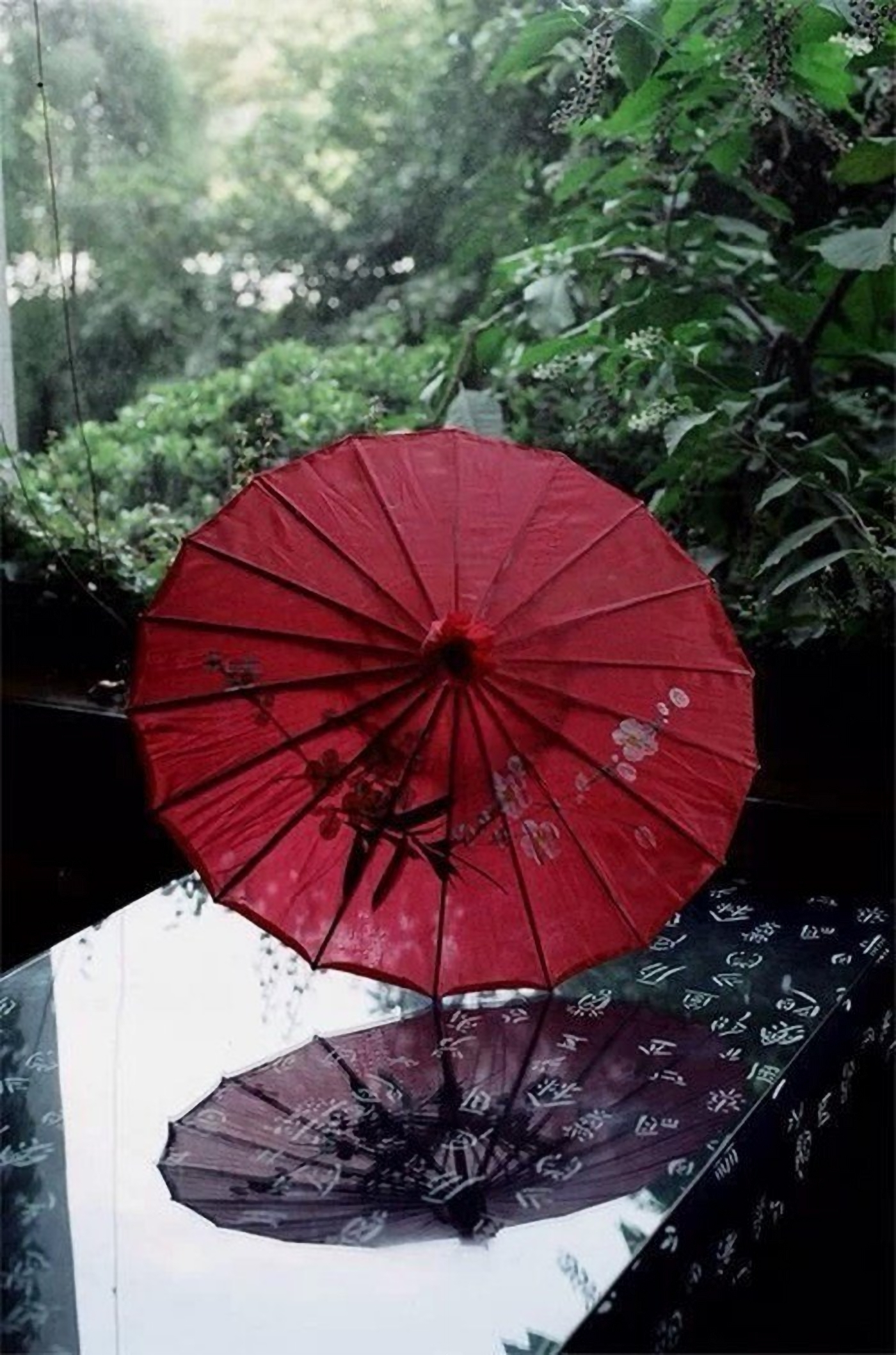 你们有看到过一张红色油纸伞的壁纸吗