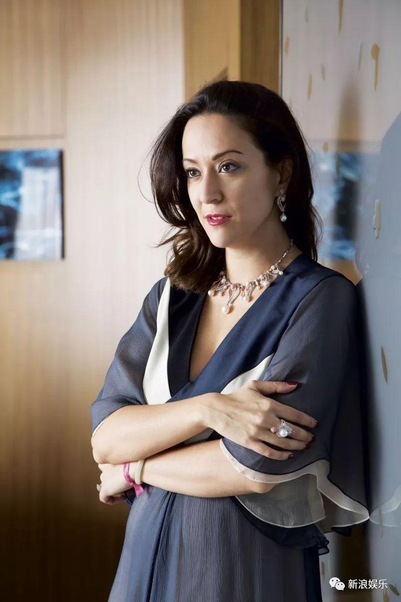 何家晴曾经参加过巴黎名媛舞会.