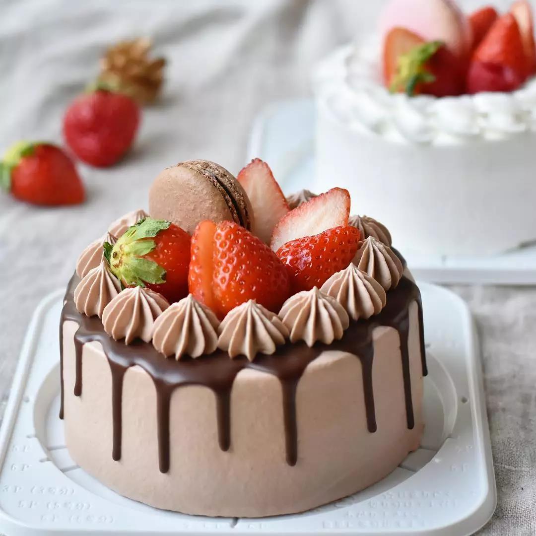 生日蛋糕是一道美食,是过生日的必需品,它最早起源于西方,后来才侣