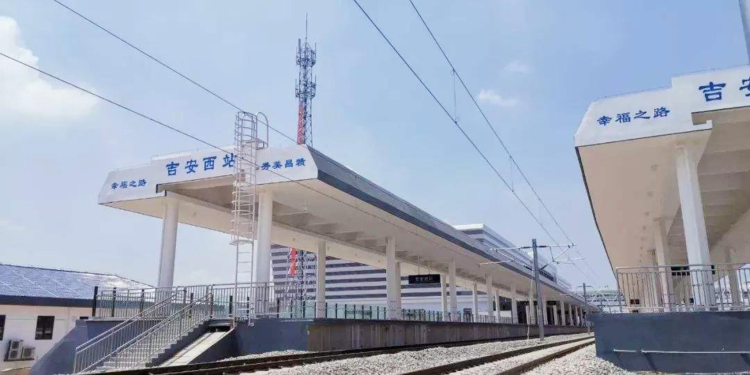 江西吉安西站开通运营高铁站房照明细节抢眼