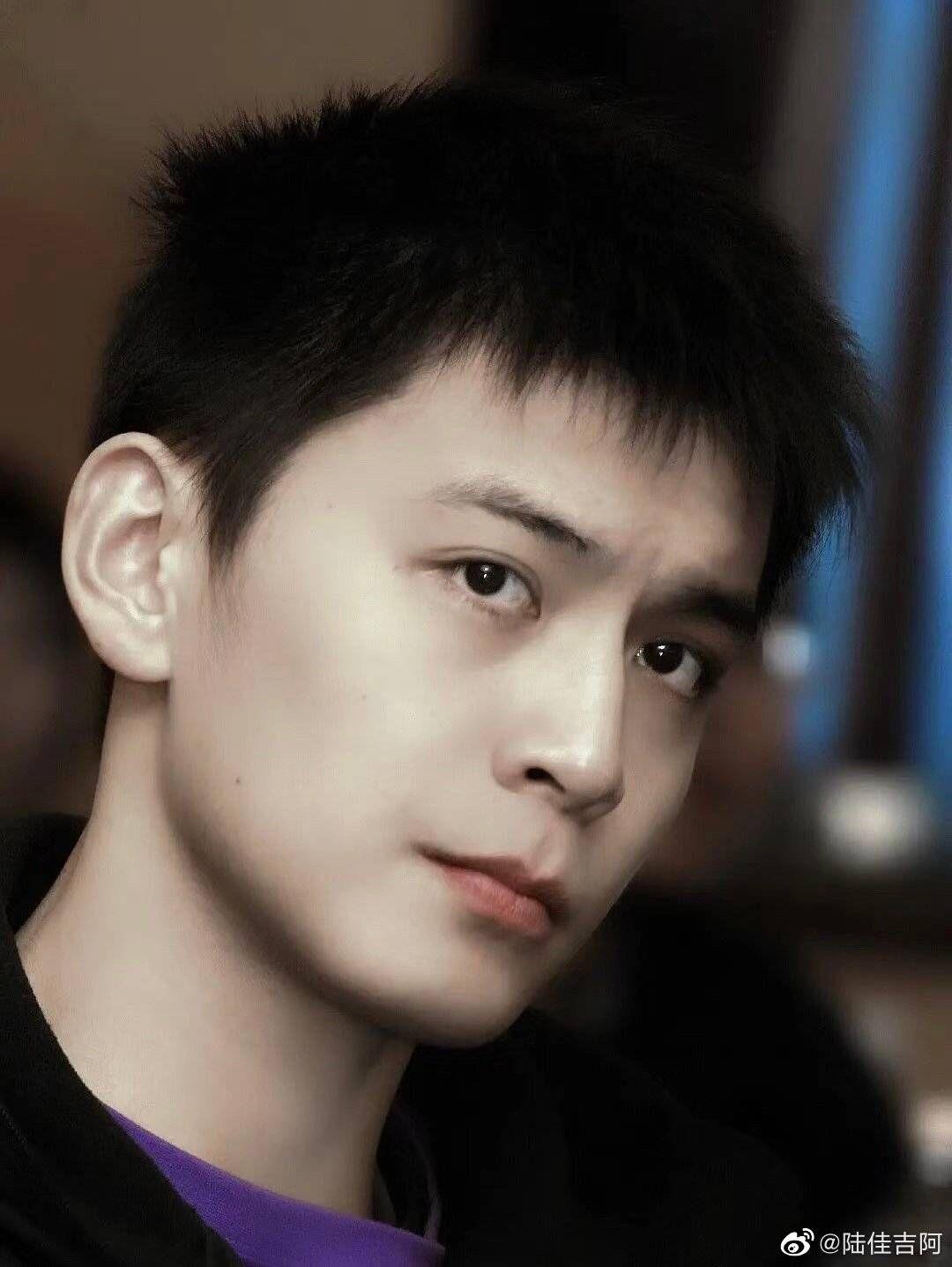 你们见过最好看的男生眉眼长什么样? - 知乎