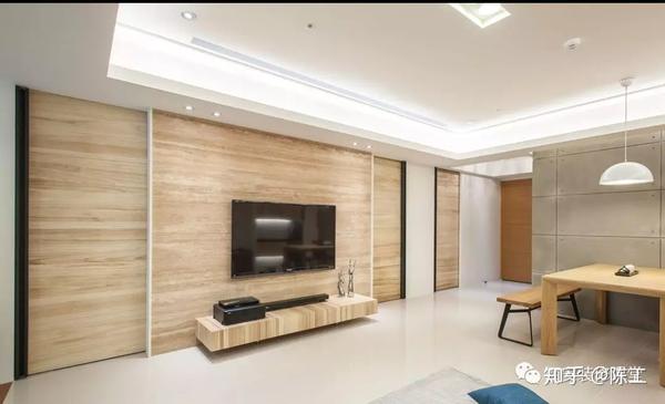 电视墙两边有门,木质推拉隐形设计,视觉上统一放大空间