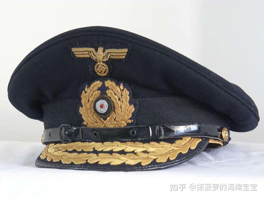 最初海军佩戴的是魏玛海军的大檐帽,1933年推出了修改的大檐帽.
