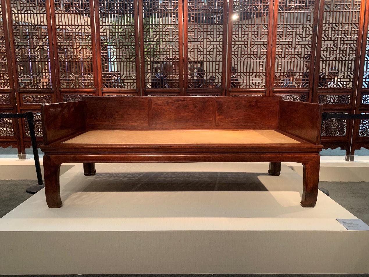 估价不高求之者众黄花梨罗汉床拍出1782万