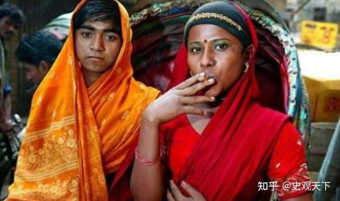 结队的阉人突然出现,他们各个花枝招展,从远处看就像是一大群的美女