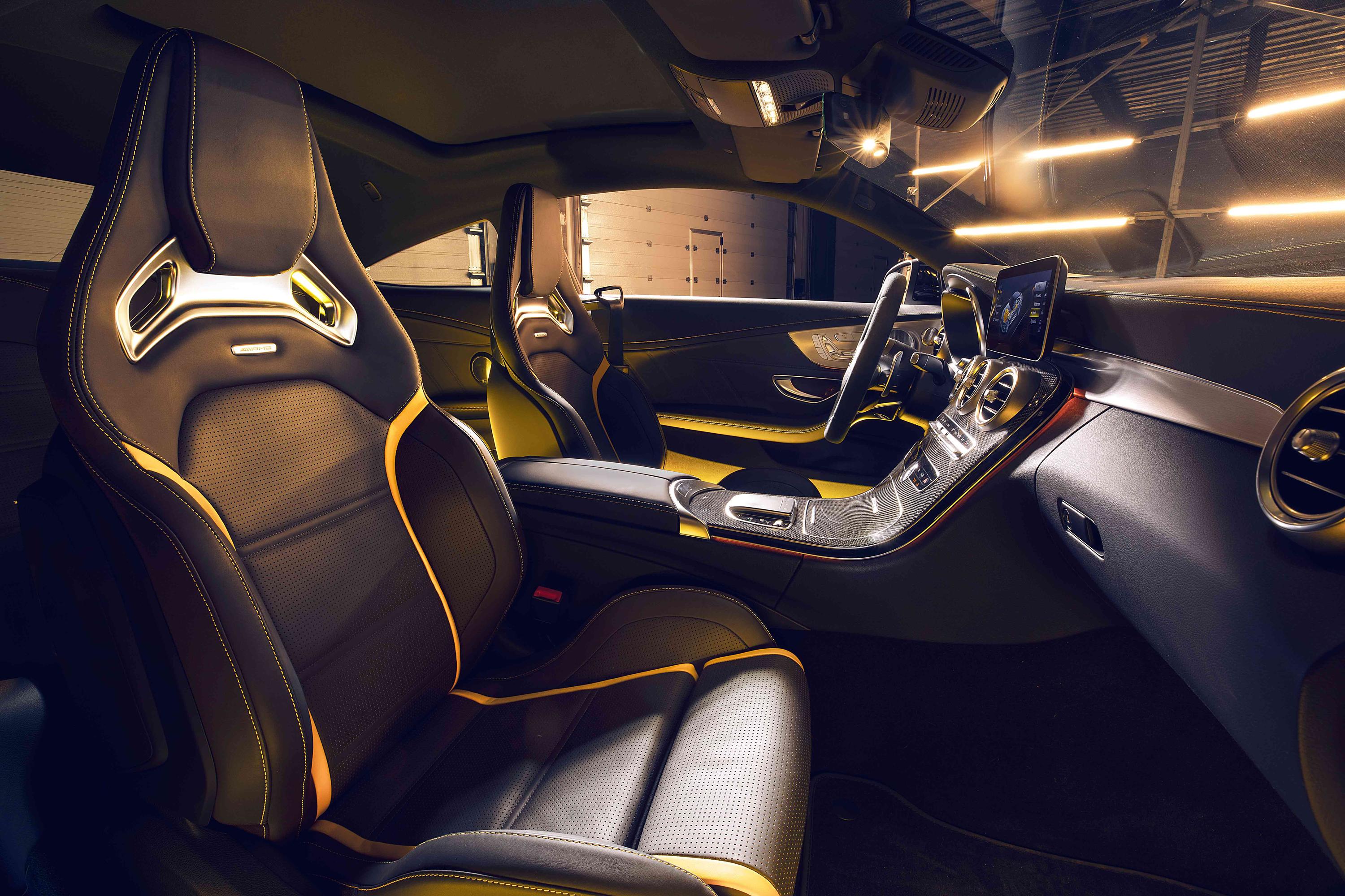 内饰方面,带有黄色缝线的amg高性能座椅采用了岩浆灰/黑色nappa皮革