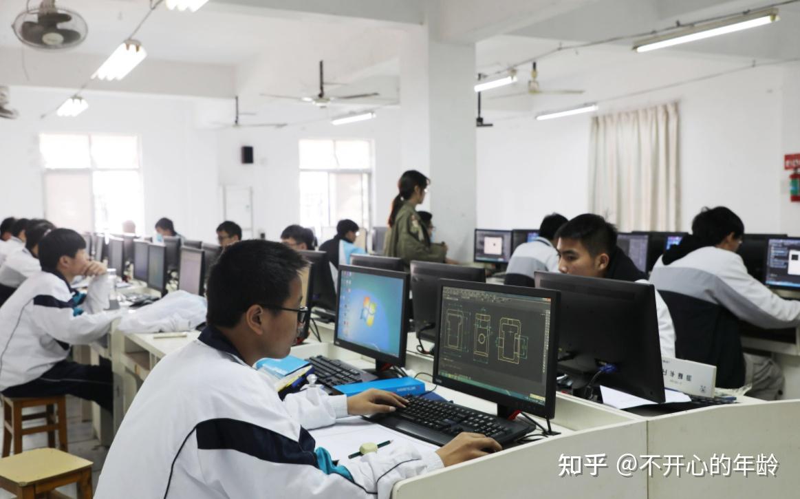 职校老师自掏腰包发红包引导学生学习兴趣,家长批评老师恶意诱导 - 知乎