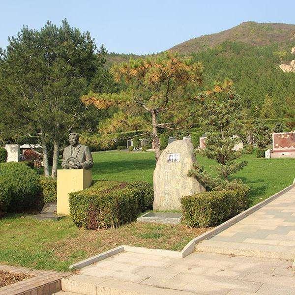 天壽陵園有樹葬的安葬方式,陵園環境很好,有皇家園林的建築設計而成的