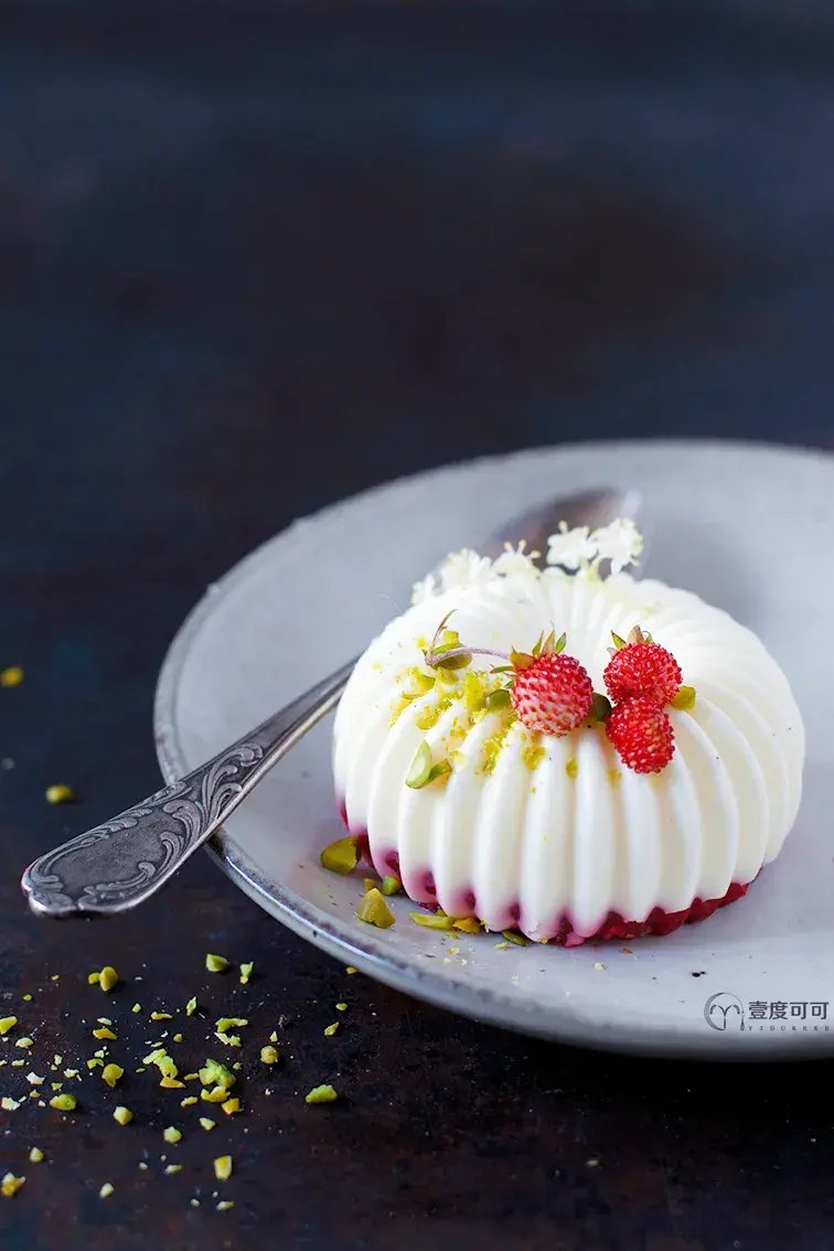 带有花香味水果层的接骨木花奶油布丁制作.