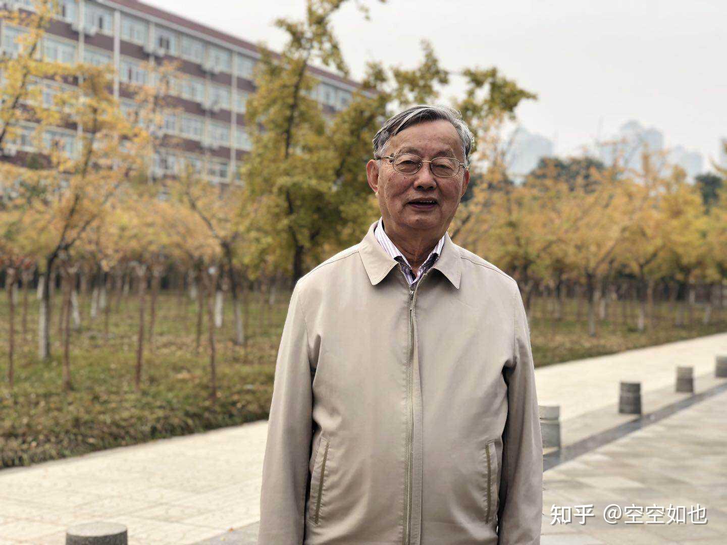 具体的话应该说应该看哪些网课,高数的三大巨头就是武忠祥老师,张宇