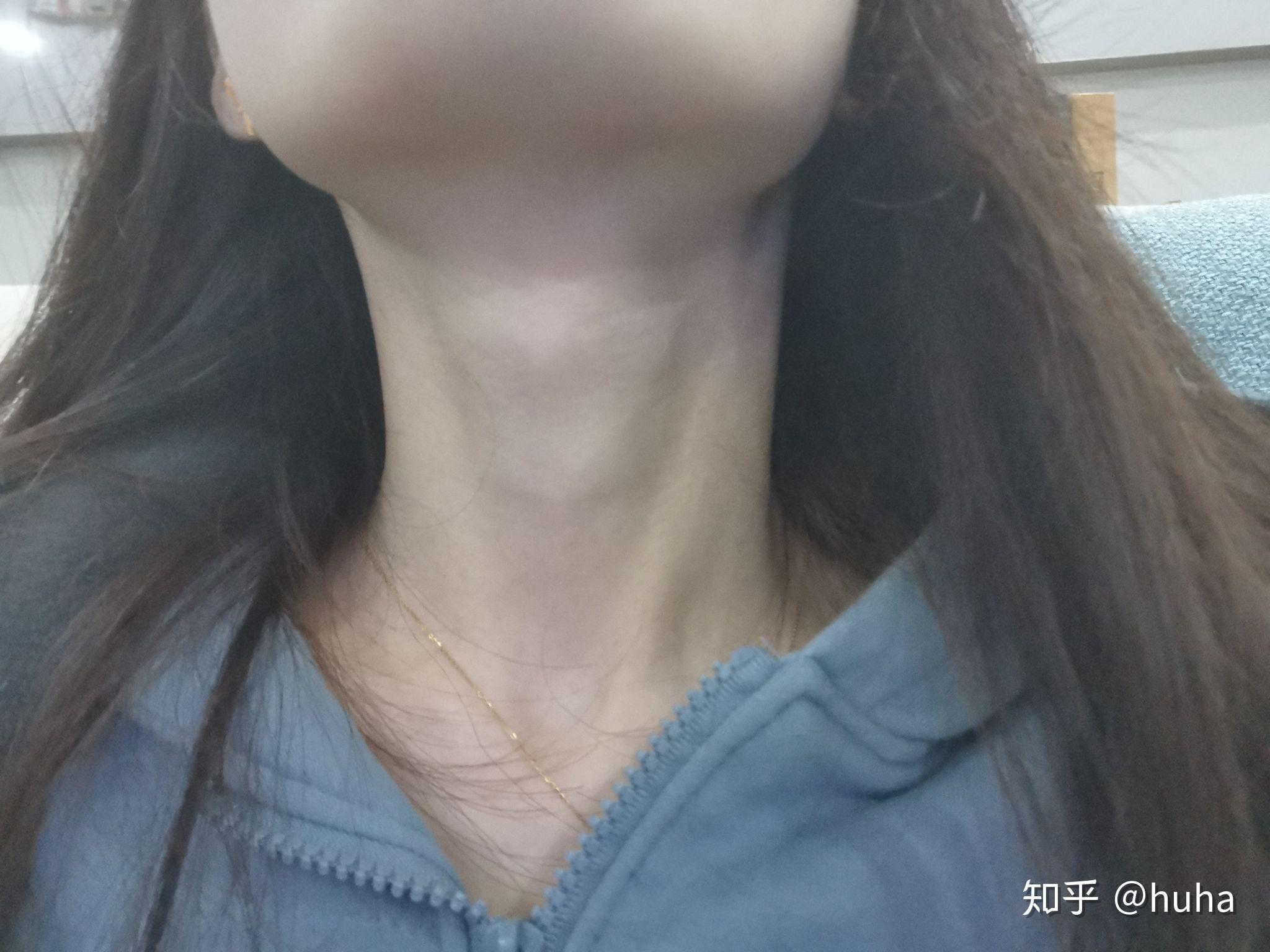 双喉结女生图片