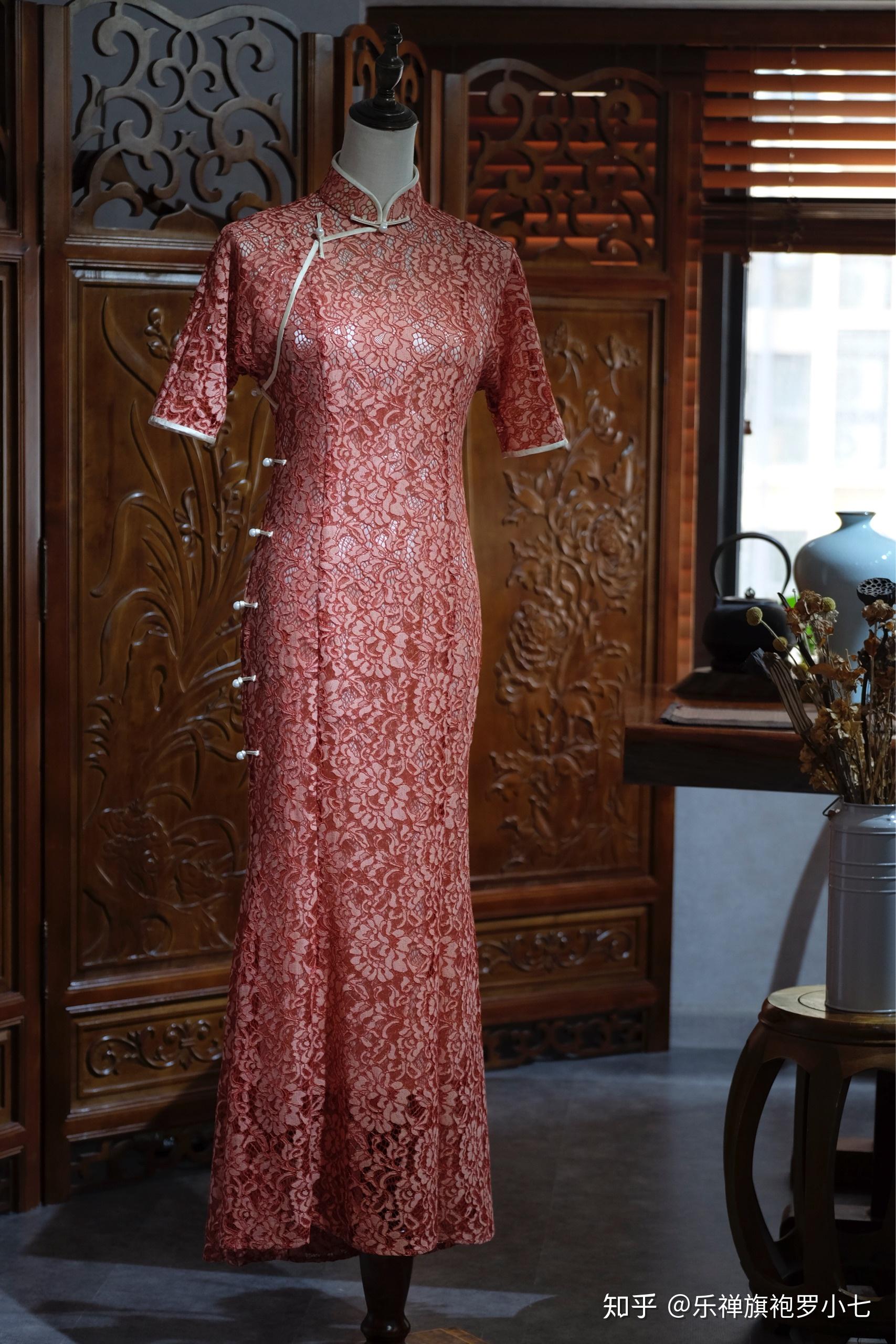 鱼尾修身旗袍,改良旗袍的一种,它结合了中式旗袍和西式婚纱的特点元素