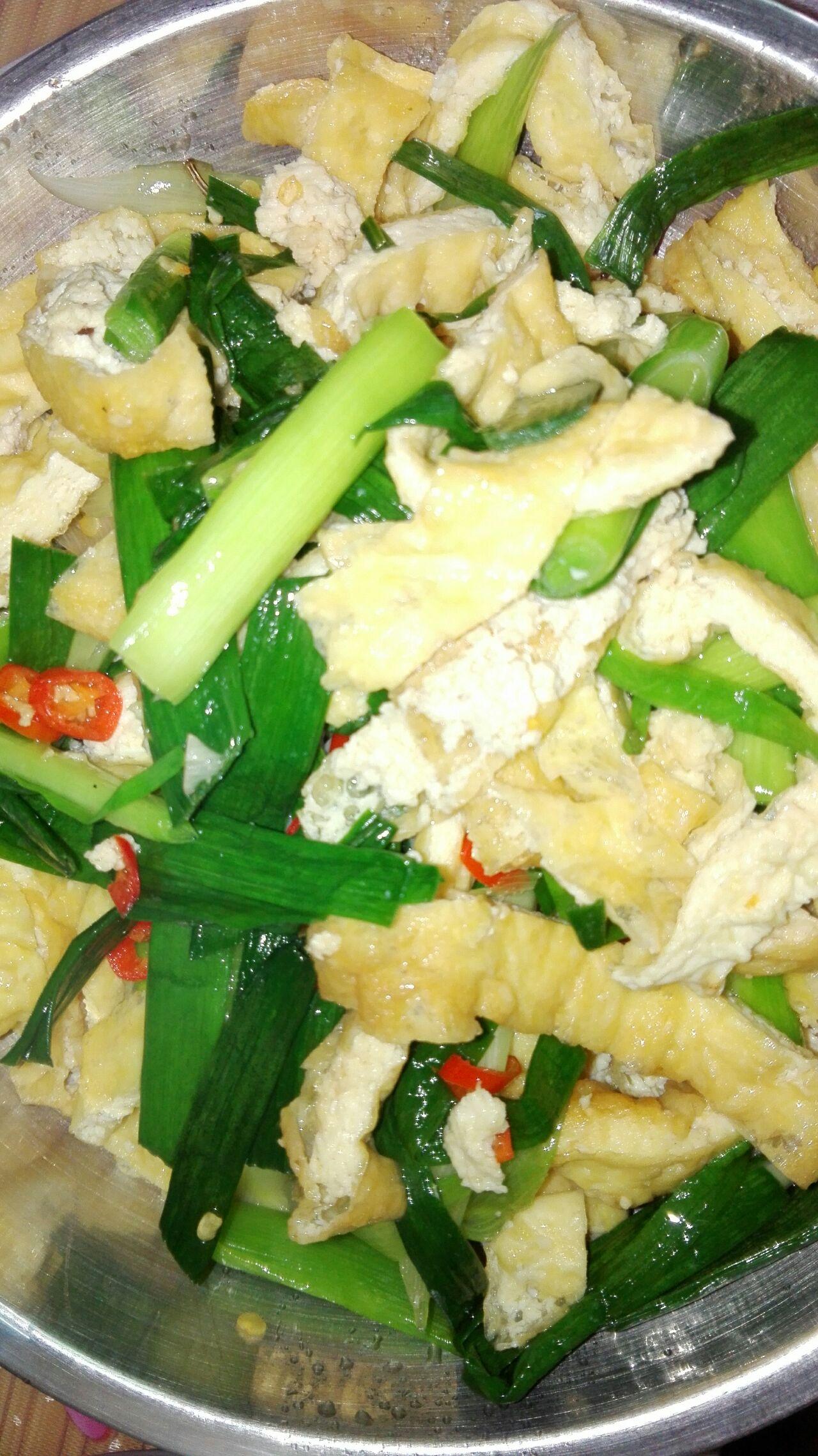 味道清香的小炒青蒜炸豆腐