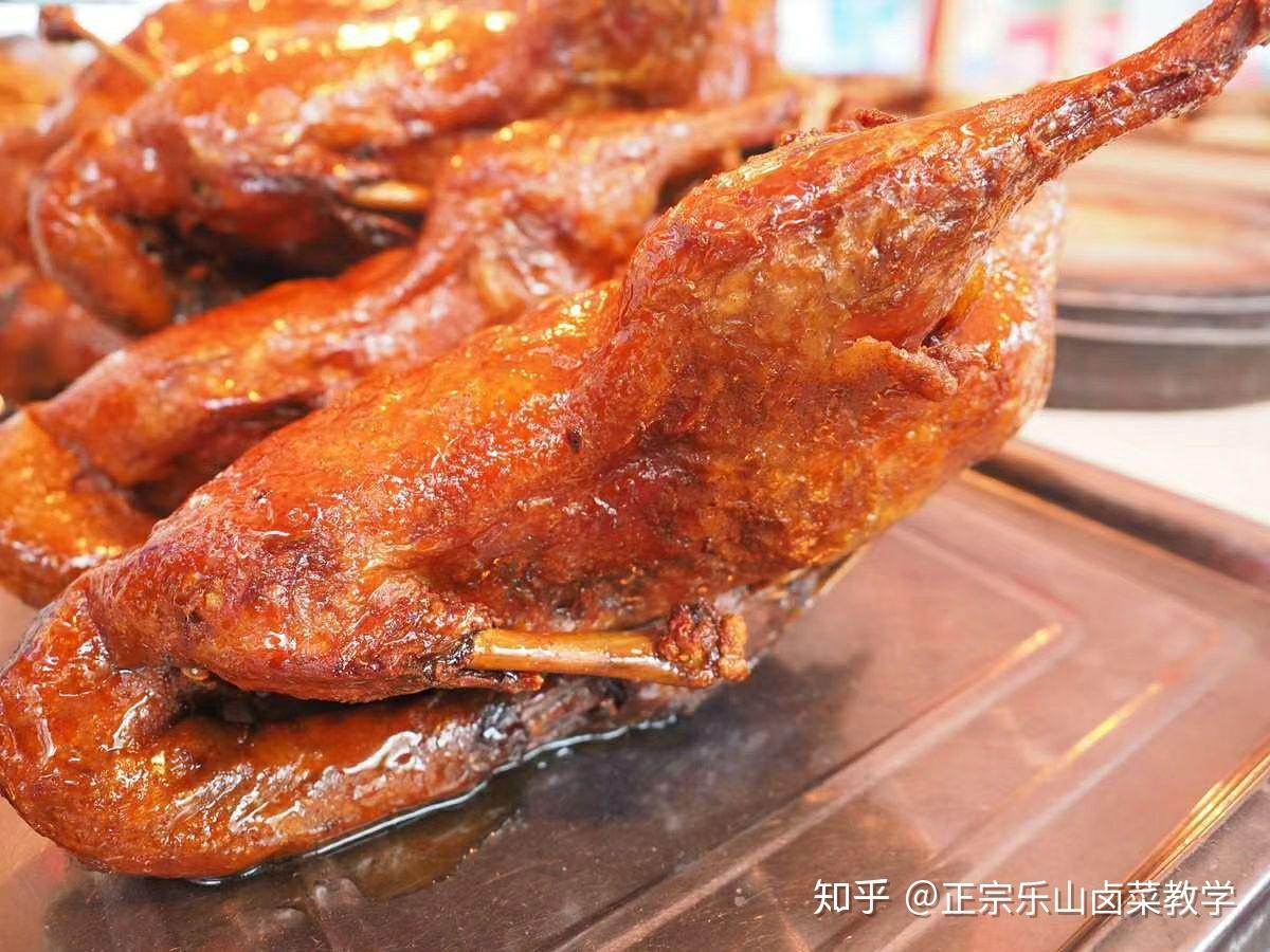 腌渍好的鸭子放入卤水中,鸭头朝下煮30分钟左右浸泡,下一步还需要油炸