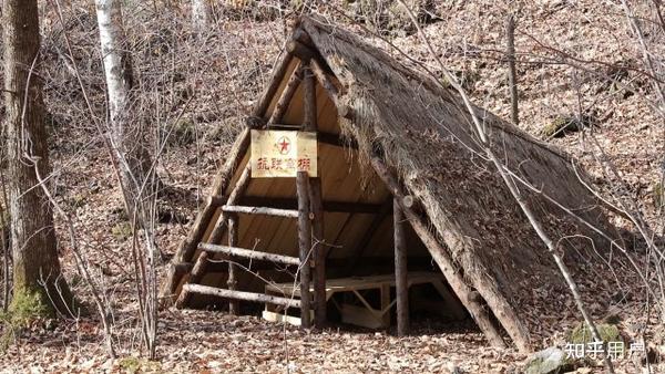 密营是东北抗联在深山老林的秘密宿营地，储存有粮食、布匹、枪械、药品