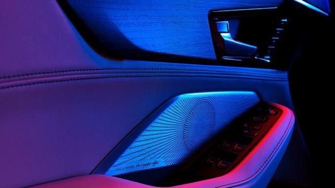 实木内饰,带有25个扬声器的els studio音响系统