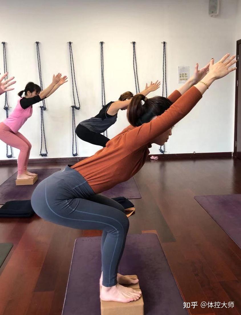 瑜伽体式祥解"幻椅"