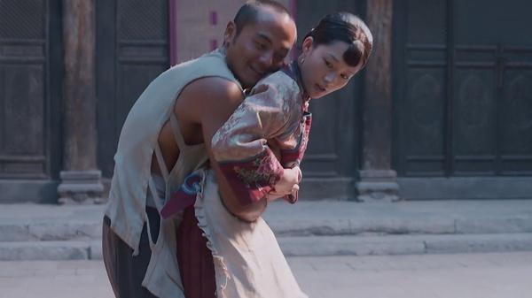 当黑娃出现在郭举人家里时,长期寂寞空虚的田小娥开始勾搭长工黑娃,在