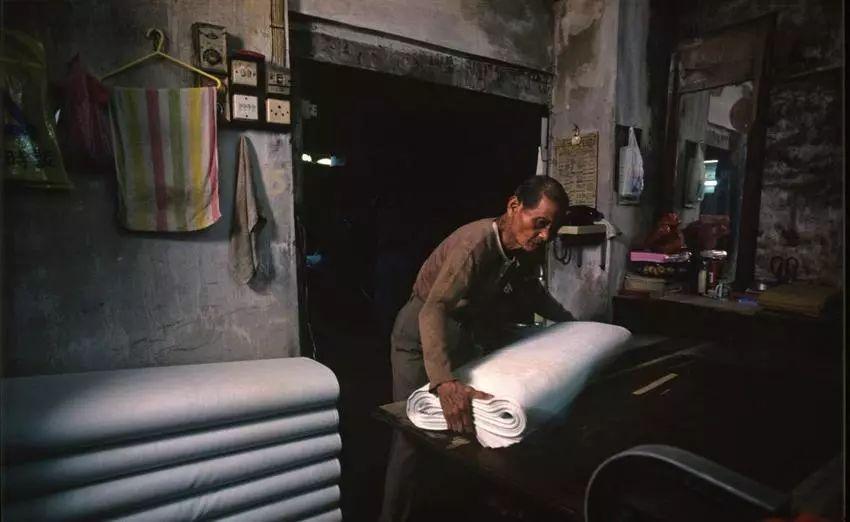 在杜琪峰不少黑帮片中出演的林家栋也是一位出生在九龙寨城的演员牙医